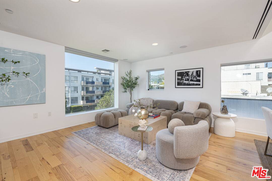 1322 N Detroit St 2BR Hollywood Hills East La