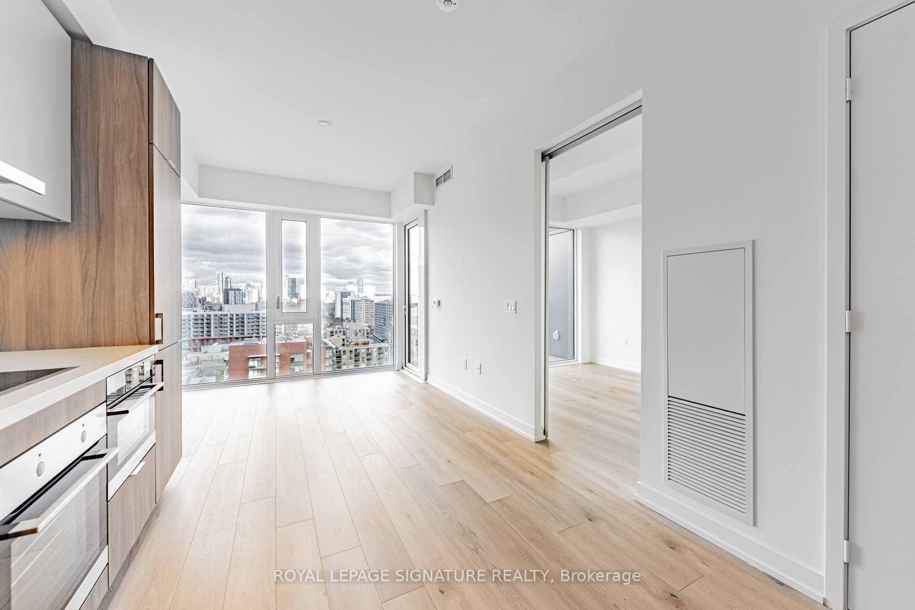 Experience contemporary downtown living in this exquisite one year new suite at 158 Front St E, located in one of Toronto's most vibrant neighbourhoods.