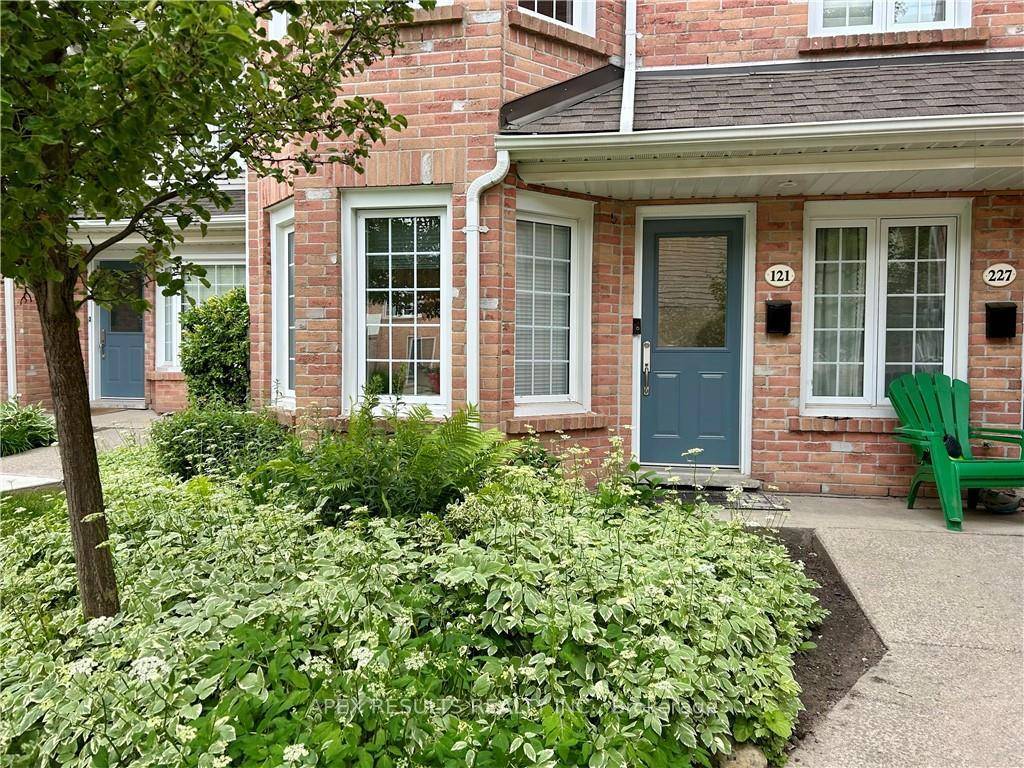 Fantastic opportunity to rent a 2 bed stacked townhouse, with stunning forest views from the back terrace, in the heart of the Headon Forest community.