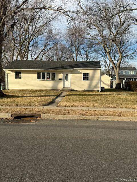 Spacious 4 bedroom house in Brentwood, Key Features Freshly Painted throughout with neutral colors, feels bright and new Large private Backyard plenty of space for entertaining, play area or relaxing.