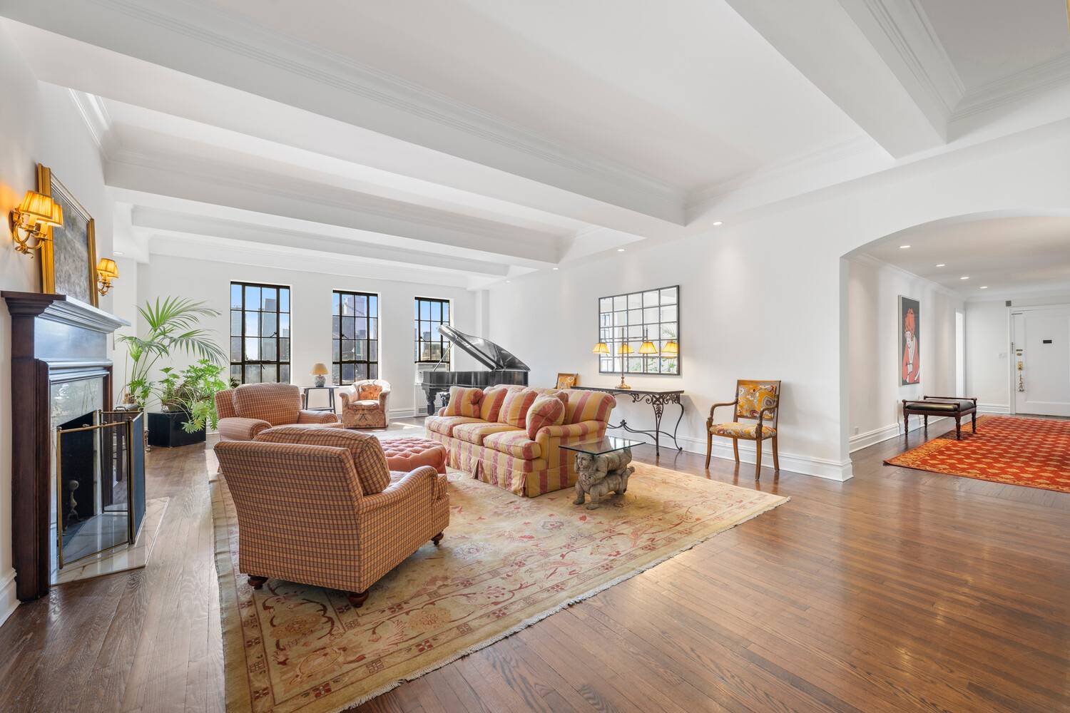 From Curtain Calls to City Views The Residence that Echoes Broadway's Golden Age Former home of the Broadway Legend, Charles Strouse.