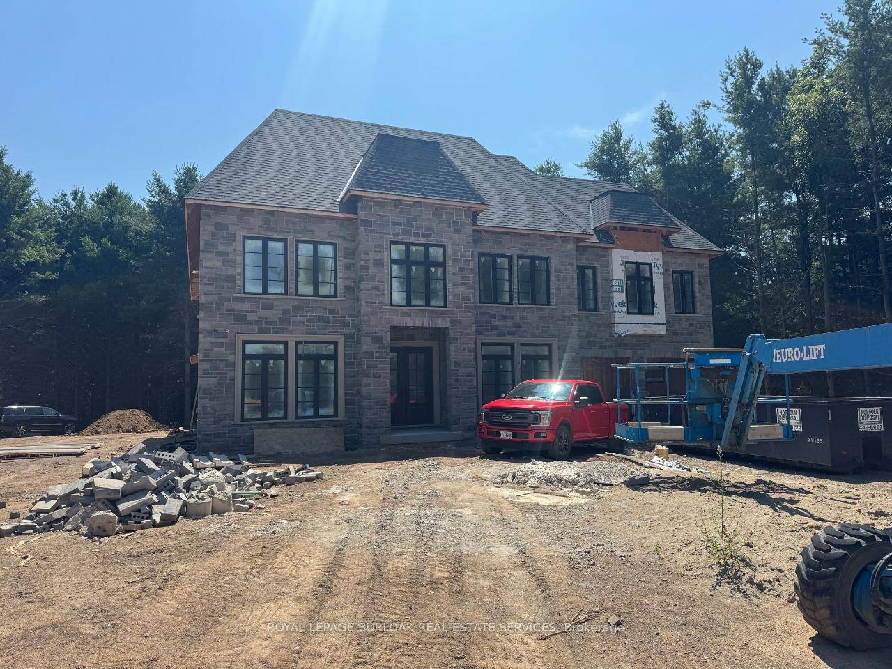 Luxury living in the quiet rural setting on the outskirts of Brantford.