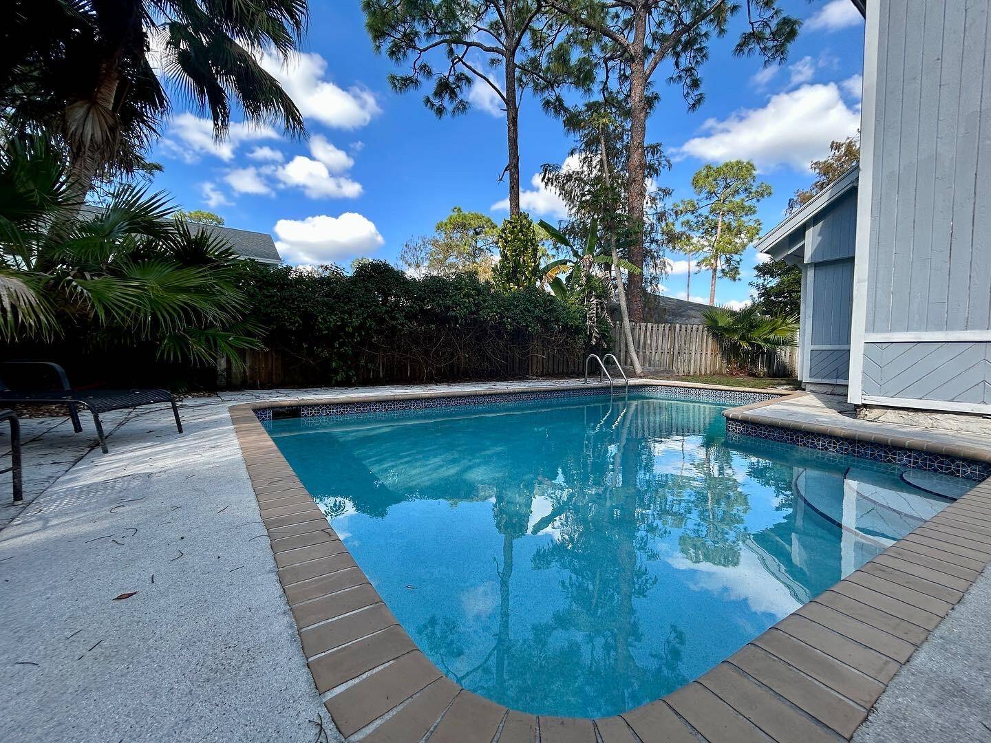 Seasonal Rental Come and enjoy this lovely 3 bedroom, 2.