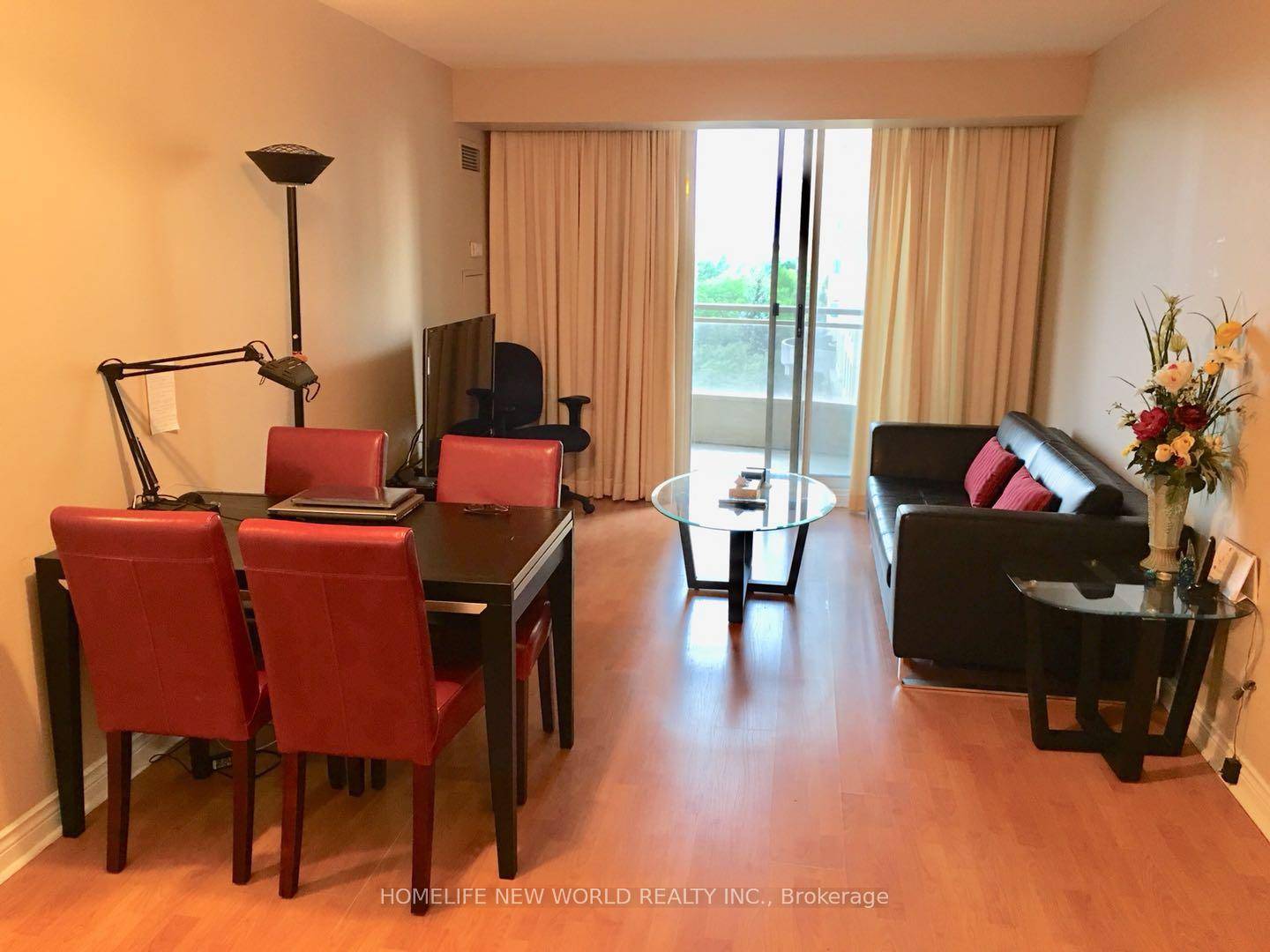 Bright amp ; Spacious 2 Bdrm South Unit Located In The Heart Of North York !