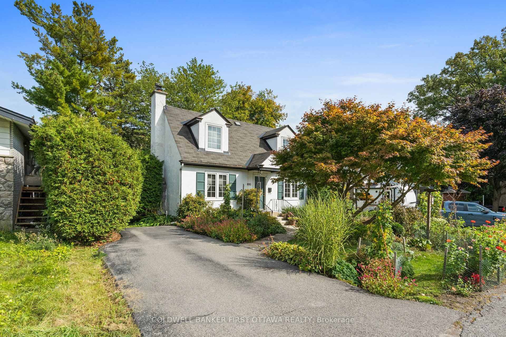 Welcome to 895 Dundee Avenue.