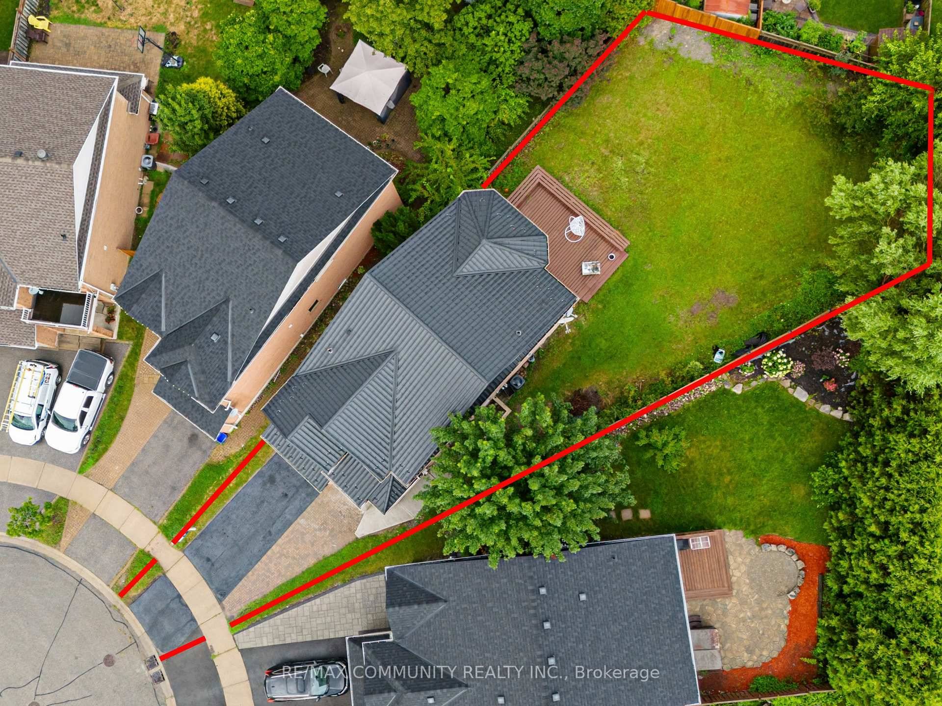 THIS HOME FEATERS 5 BEDROOMS 4 WASHROOMS, FINISHED BASEMENT, LARGE PIE SHAPED BACKYARD WITHPARK ACCESS THROUGH BACKYARD FENCE WITH CITY PERMIT.