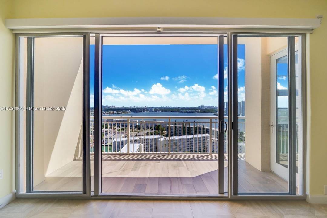 Experience luxury waterfront living in this exceptional penthouse in the heart of Aventura.