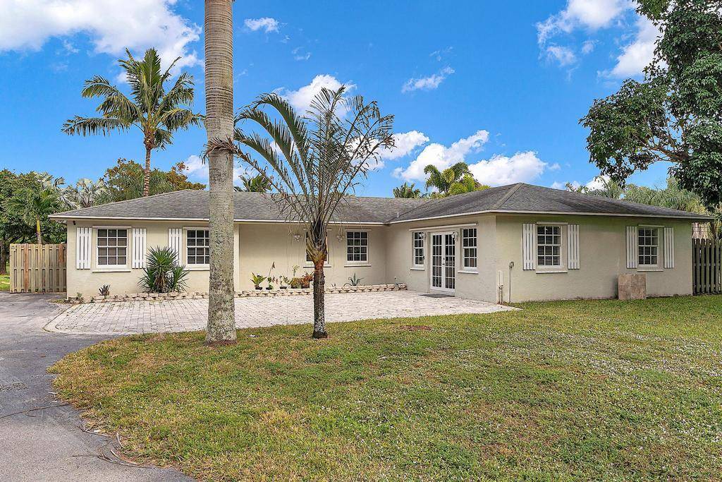 Discover the perfect blend of tranquility and convenience with this charming 3 bedroom, 2 bath furnished home, complete with a sparkling pool and situated on 5 serene acres.