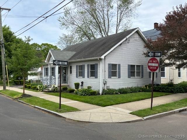 Great East Rock location in proximity to Yale and Downtown New Haven.