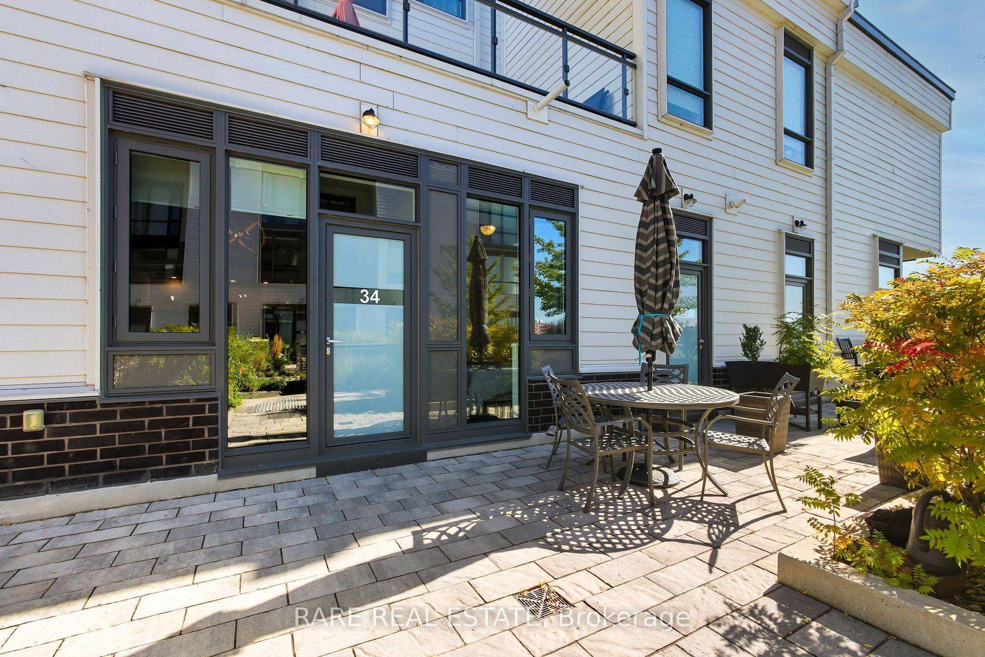 Welcome Home ! This beautiful, centrally prime located 1 bedroom is here to impress with almost 700 SQ of open concept, high ceilings and has one of the biggest bedrooms ...