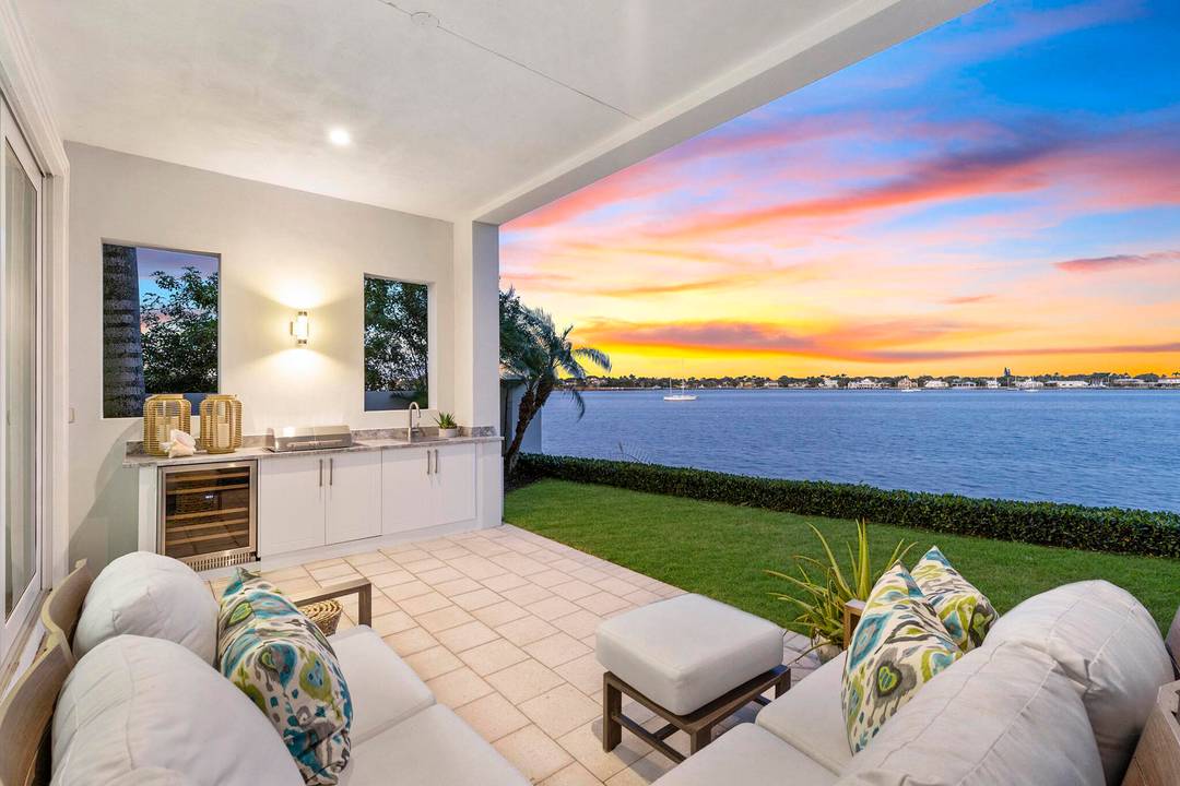 Move in ready, this waterfront corner villa offers VIEWS, PRIVACY and AMENITIES that will always remain unmatched.