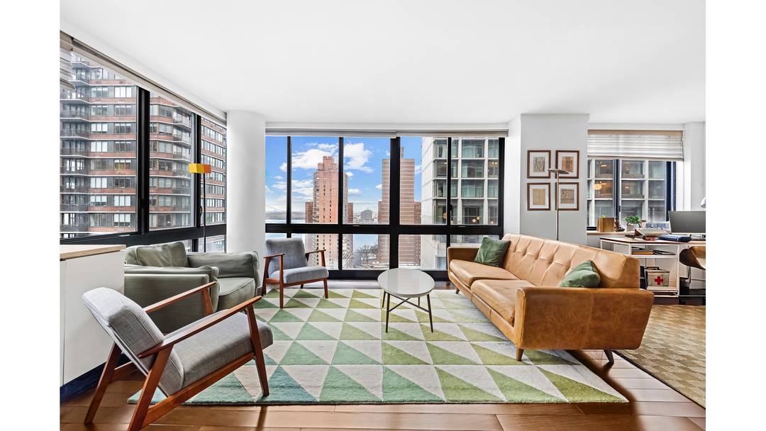 FLOOR TO CEILING WINDOWS WITH RIVER amp ; BRIDGE VIEWS !