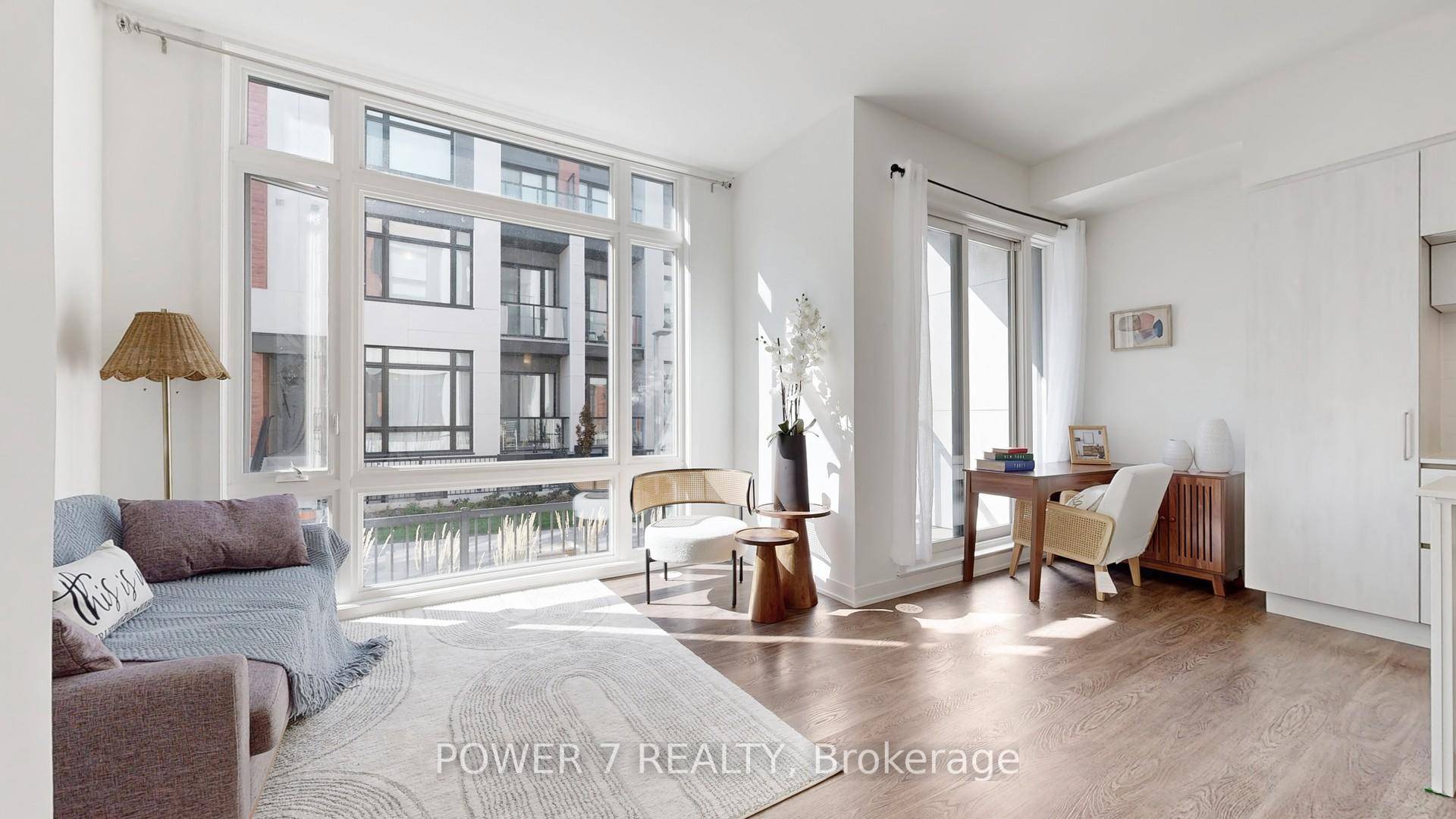 Stylish stacked townhouse located in the prestigious Richmond Green neighborhood, this bright and spacious 2 bedroom, 2.