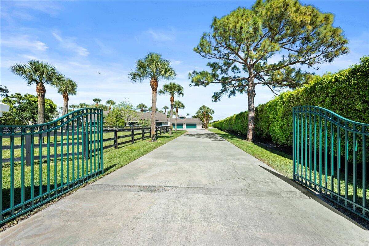 GREAT LOCATION... Approx 10 min walk to WEF.
