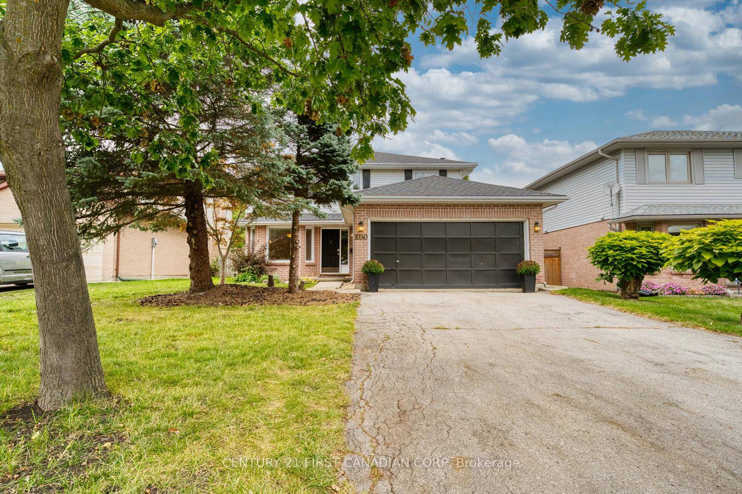 Renovated 2 storey home with heated in ground pool, situated on a quiet cul de sac ; Aprox.