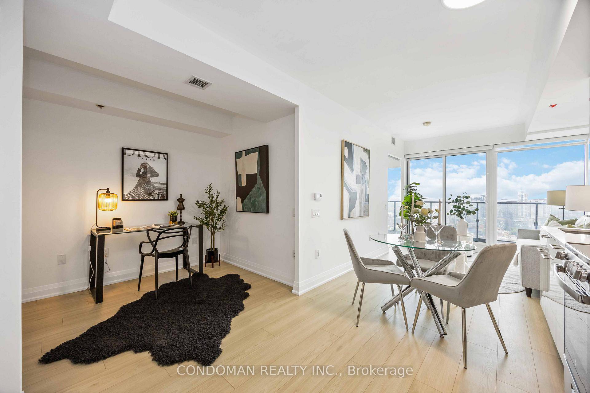 Georgous 2 Bdrm Dundas Jarvis.
