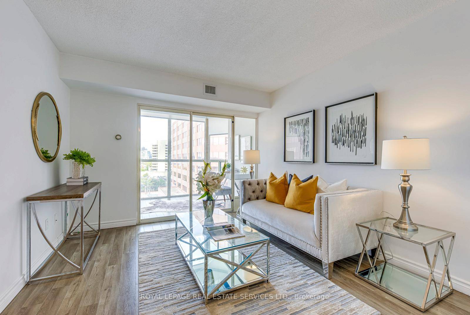 PRICED TO SELL ! ! Bright and spacious condo in the heart of Mississauga, featuring a freshly touched up 2 bedrooms plus a sun filled den solarium and 2 full ...