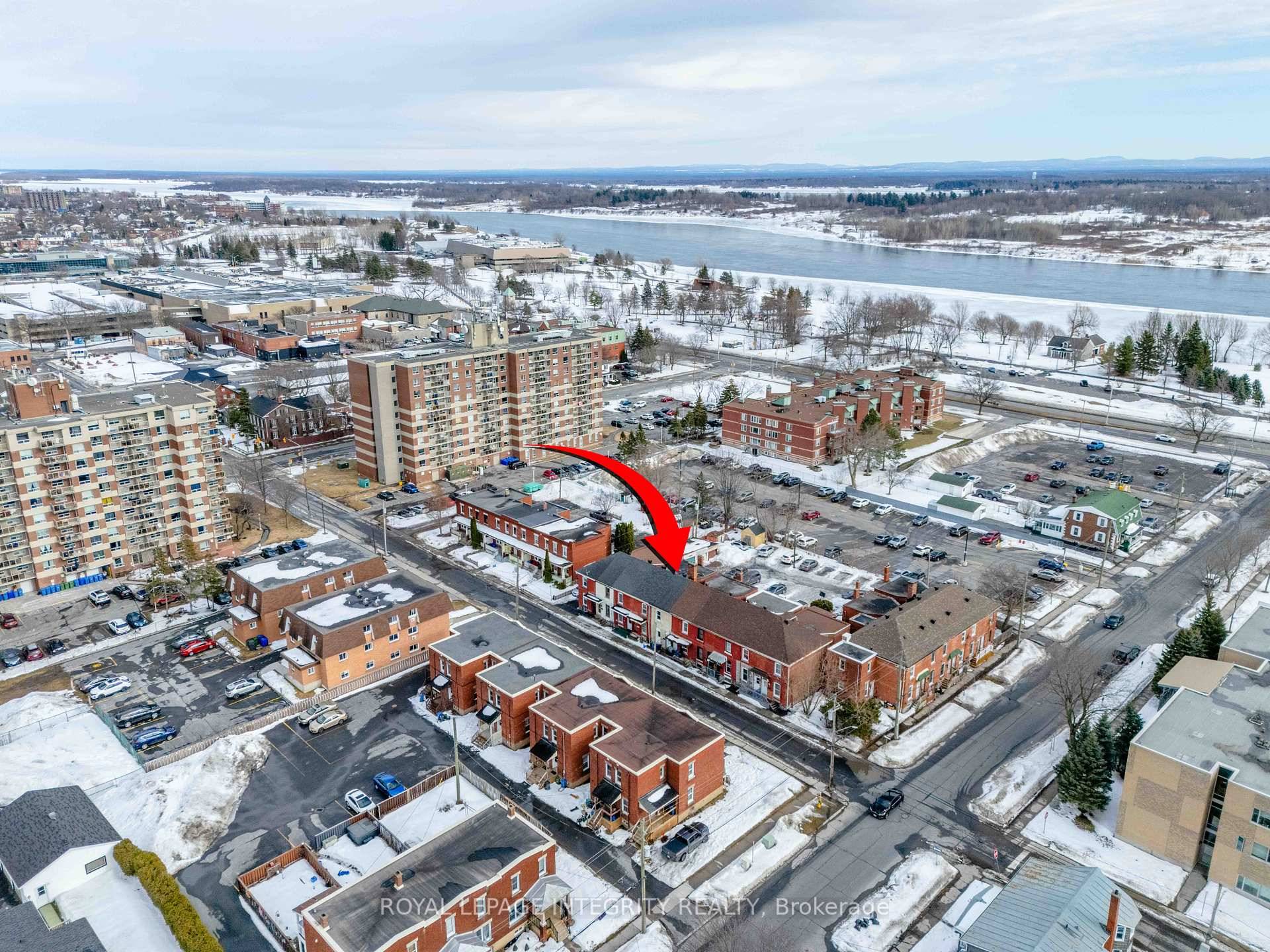 Excellent brick duplex for sale !