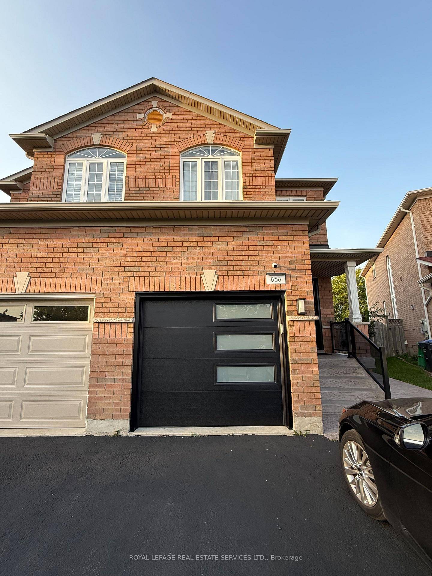 Beautifully Renovated One Bedroom Basement Apartment in a Prime Location !