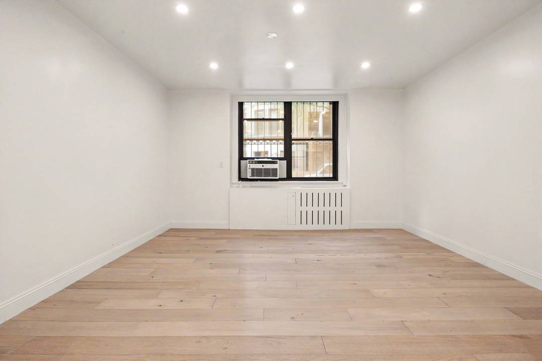 Welcome to 252 West 85th Street, a well maintained 10 story co op with 38 units, conveniently located between Broadway and West End Avenue.
