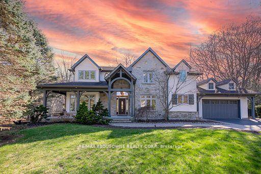 Nestled within an exclusive cul de sac in Southeast Oakville, 116 Parkwood Court is a stunning French cha teau inspired estate, fully renovated with modern luxury finishes.