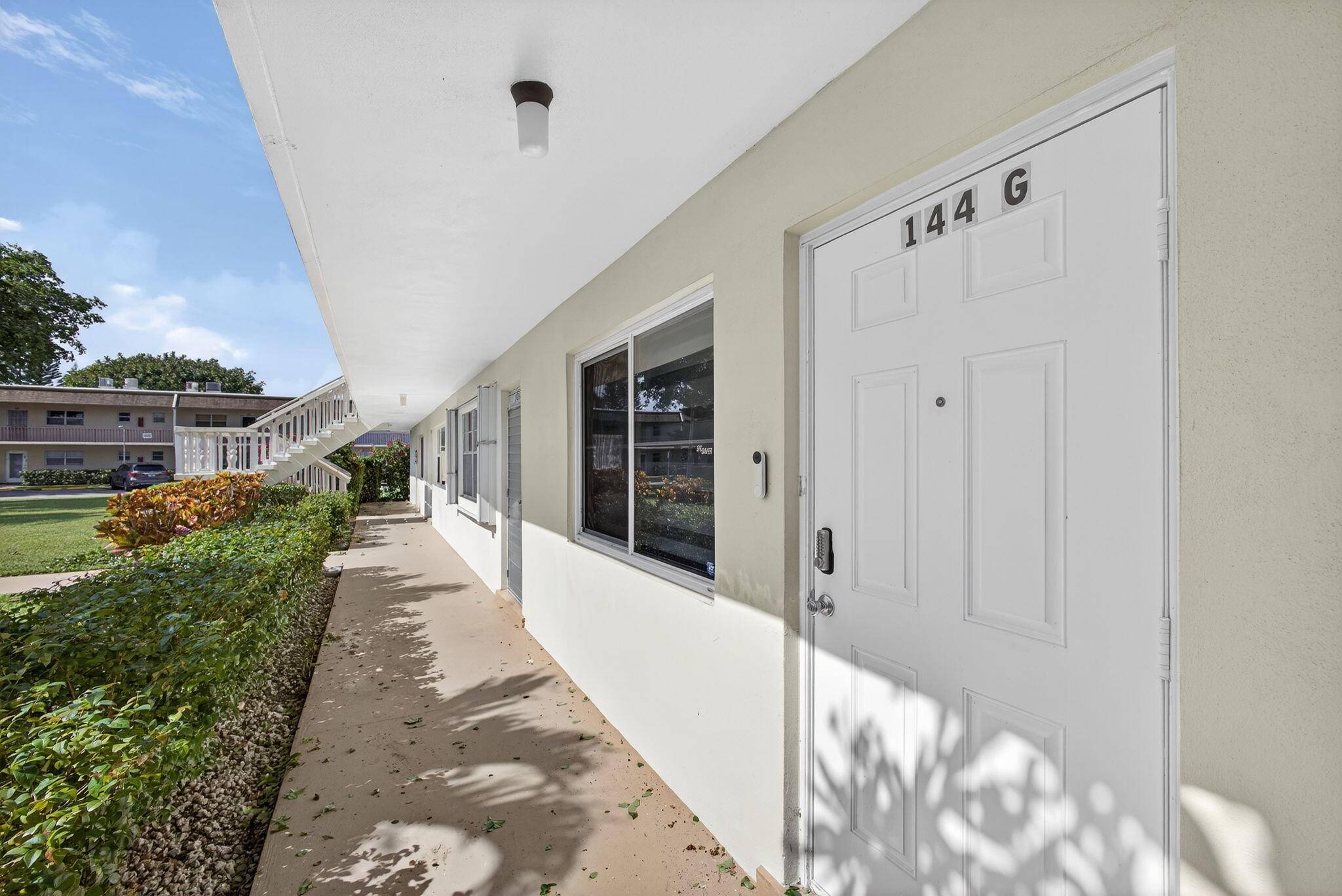 MOTIVATED SELLER ! MOVE IN READY UPDATED 2 BED 1.