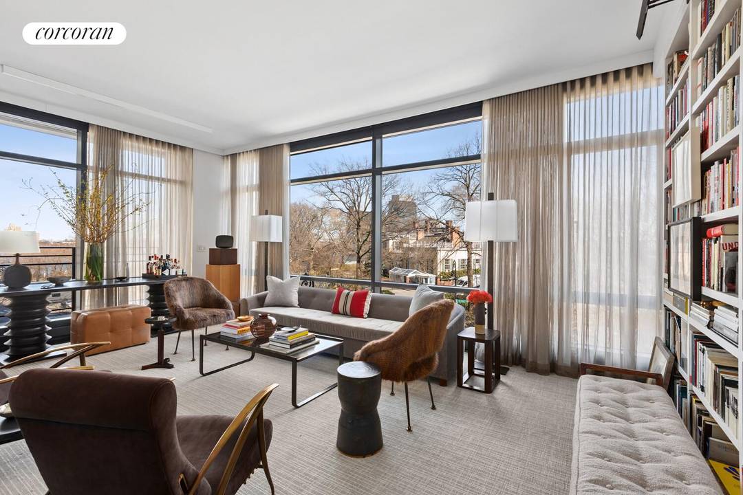 Contemporary Elegance ! Designed by Mark Cunningham, Architectural Digest and Elle Decor 100 designer, this high end 3BR 3.