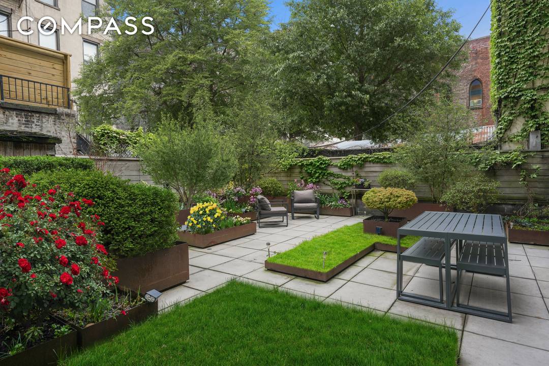 A TRUE URBAN OASIS NEARLY 1, 000 SQUARE FEET OF OUTDOOR SPACE Welcome to Apartment 1B, a beautifully proportioned 1, 074 square foot split two bedroom, two bathroom home with ...