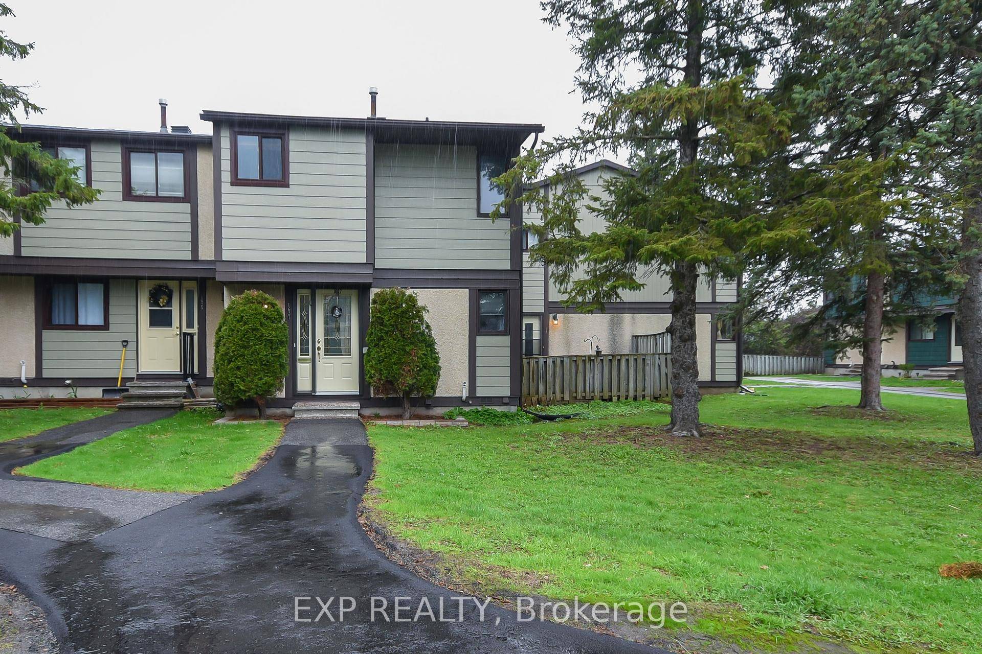 LOVELY END UNIT ! Condo townhome for sale with 3 bedrooms amp ; 2 in quiet neighborhood.