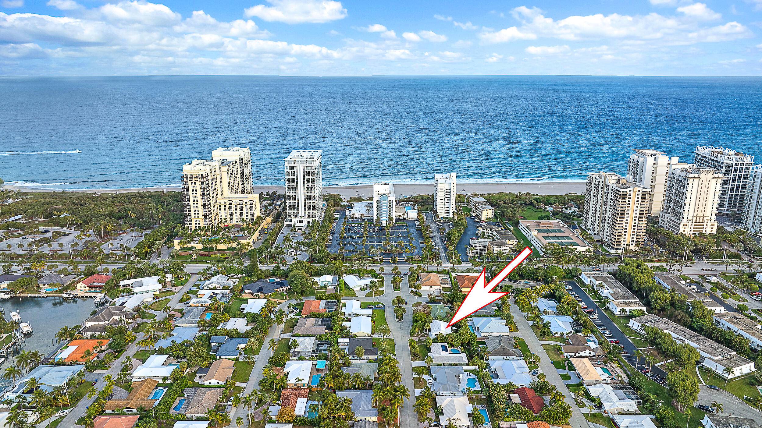 Beautiful 3 BR beach house on Singer Island close to shops and restaurants available this season !