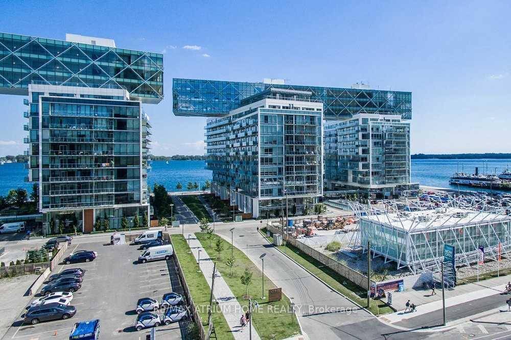 Penthouse Suite In Toronto's World Known Building Pier 27 Spacious amp ; Functional Floor Plan, 2 Bdrm Den, 3 washrooms.