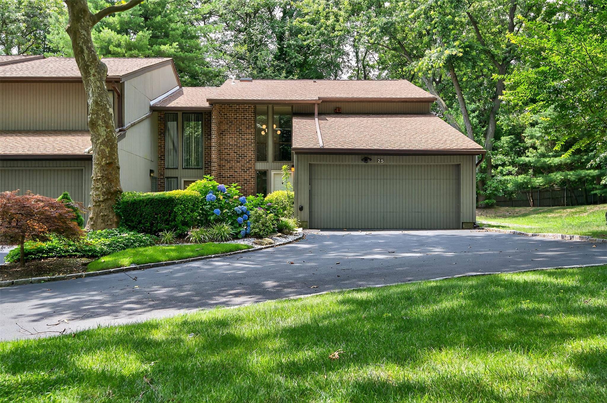 Step into this beautifully renovated Crossfield end unit in the highly sought after Jericho Hamlet community.