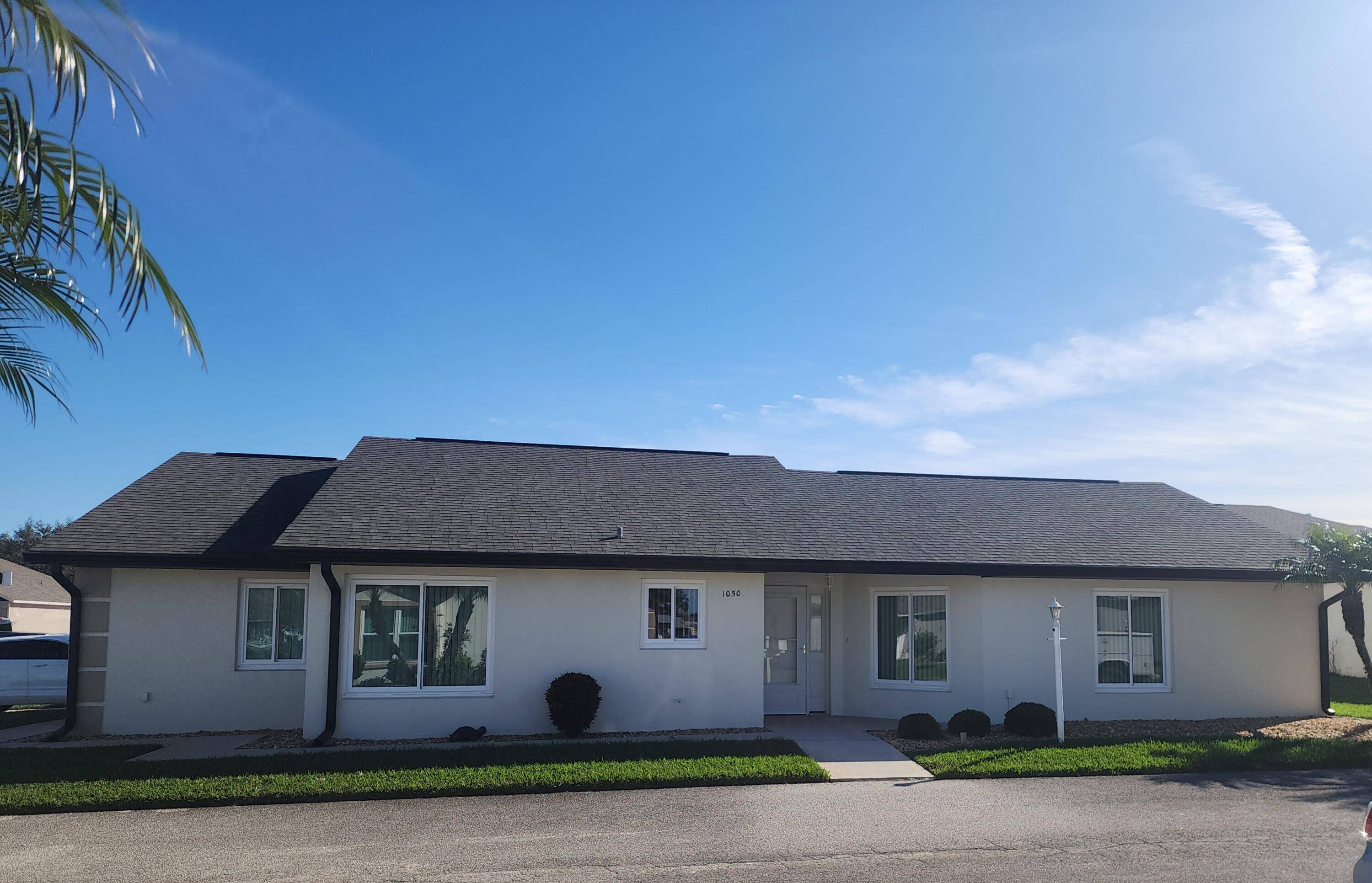 Spacious 2 bedroom, 1553 sq foot home in 55 community of Oaks Village in Avon Park.