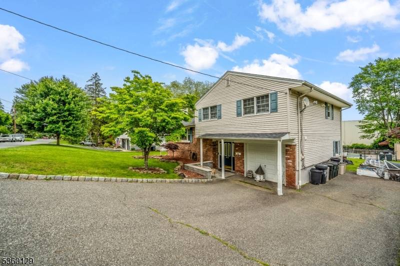 I am excited to present this beautiful property located in a serene and picturesque neighborhood.