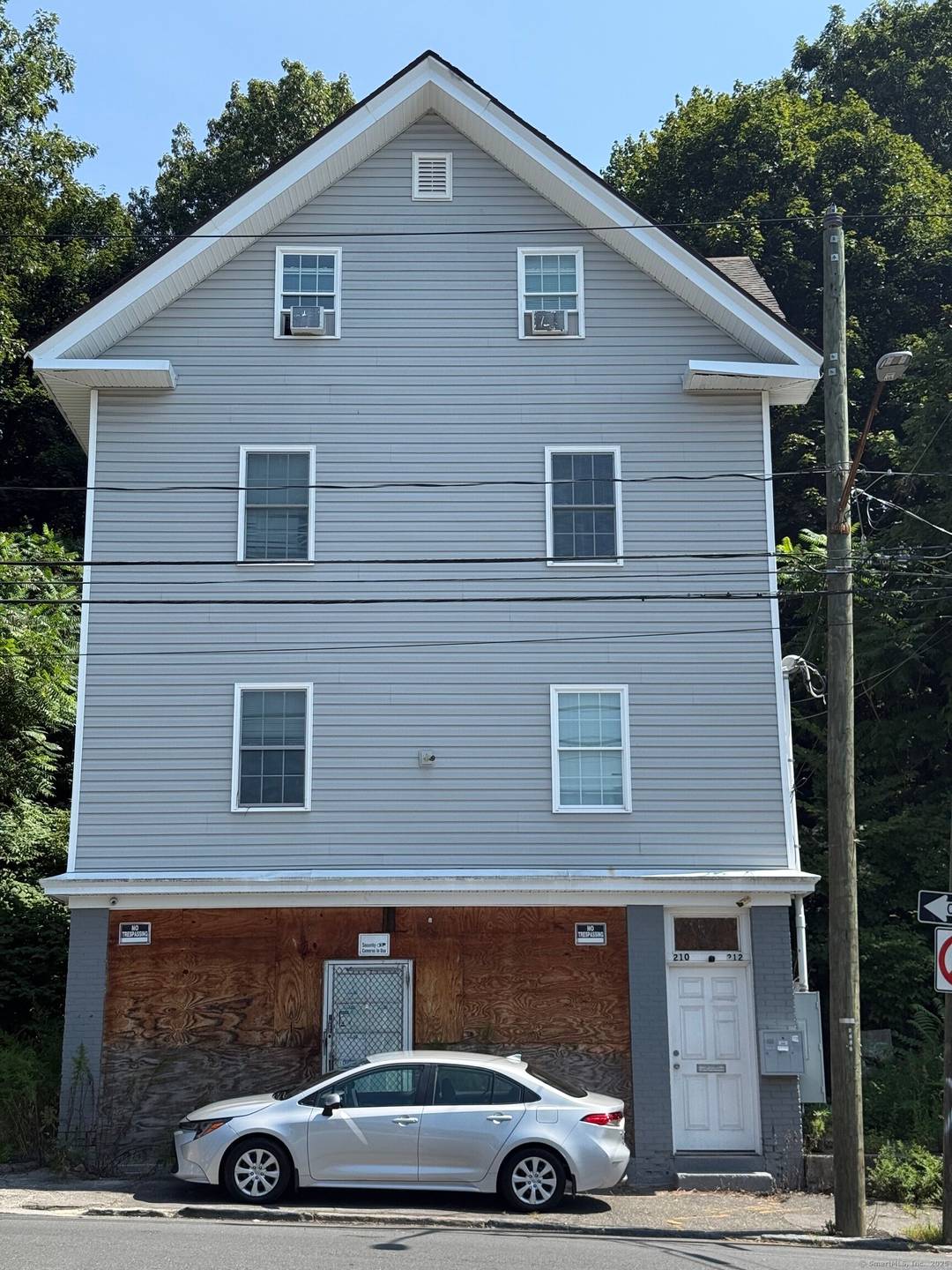 A rare opportunity ! Total 4 units !