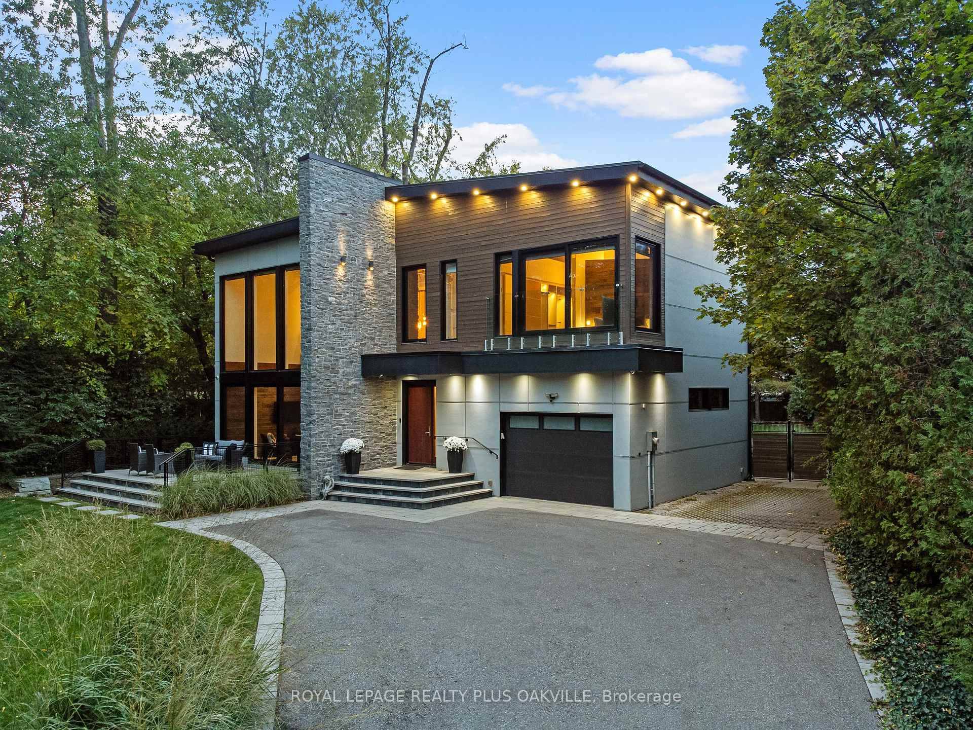 Lakebreeze at 1207 Stirling Drive is a striking contemporary BONE Structure residence by Garrison Creek, where architectural innovation meets refined craftsmanship.