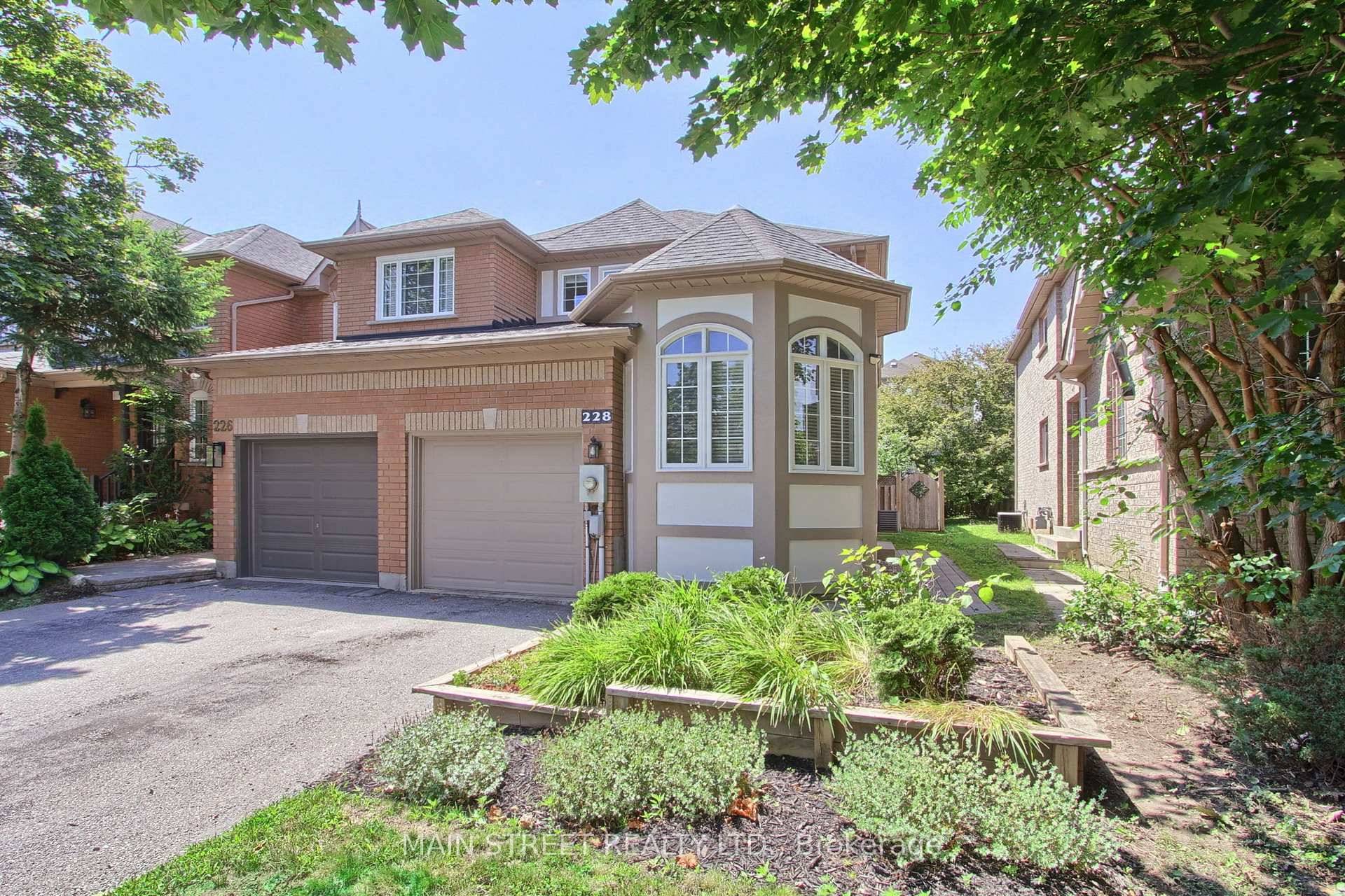 Welcome to 228 Warner Cres, a stunning 3 bedroom end unit townhouse located in one of Newmarket's most desirable family friendly neighbourhoods !