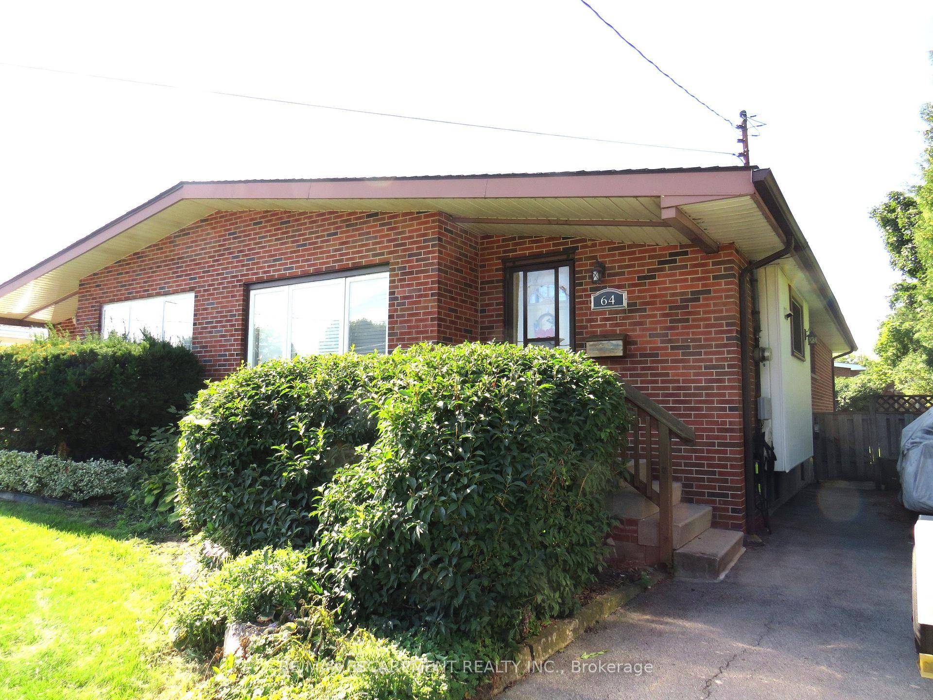 Welcome Home to 64 Luscombe Street In Sought After Hamilton Mountain !