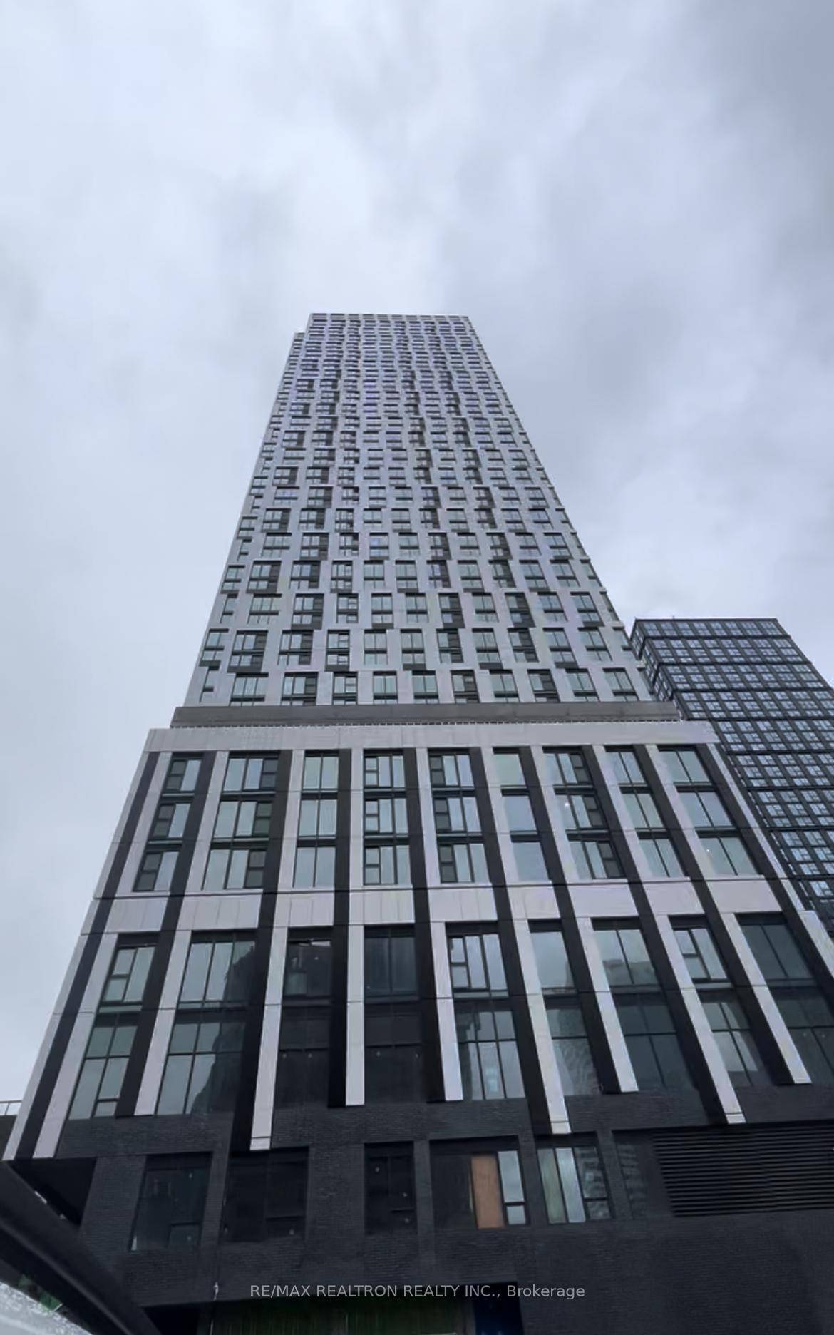 Brand New 1 1 Bedroom Condo With Parking in the Heart of Downtown Toronto !