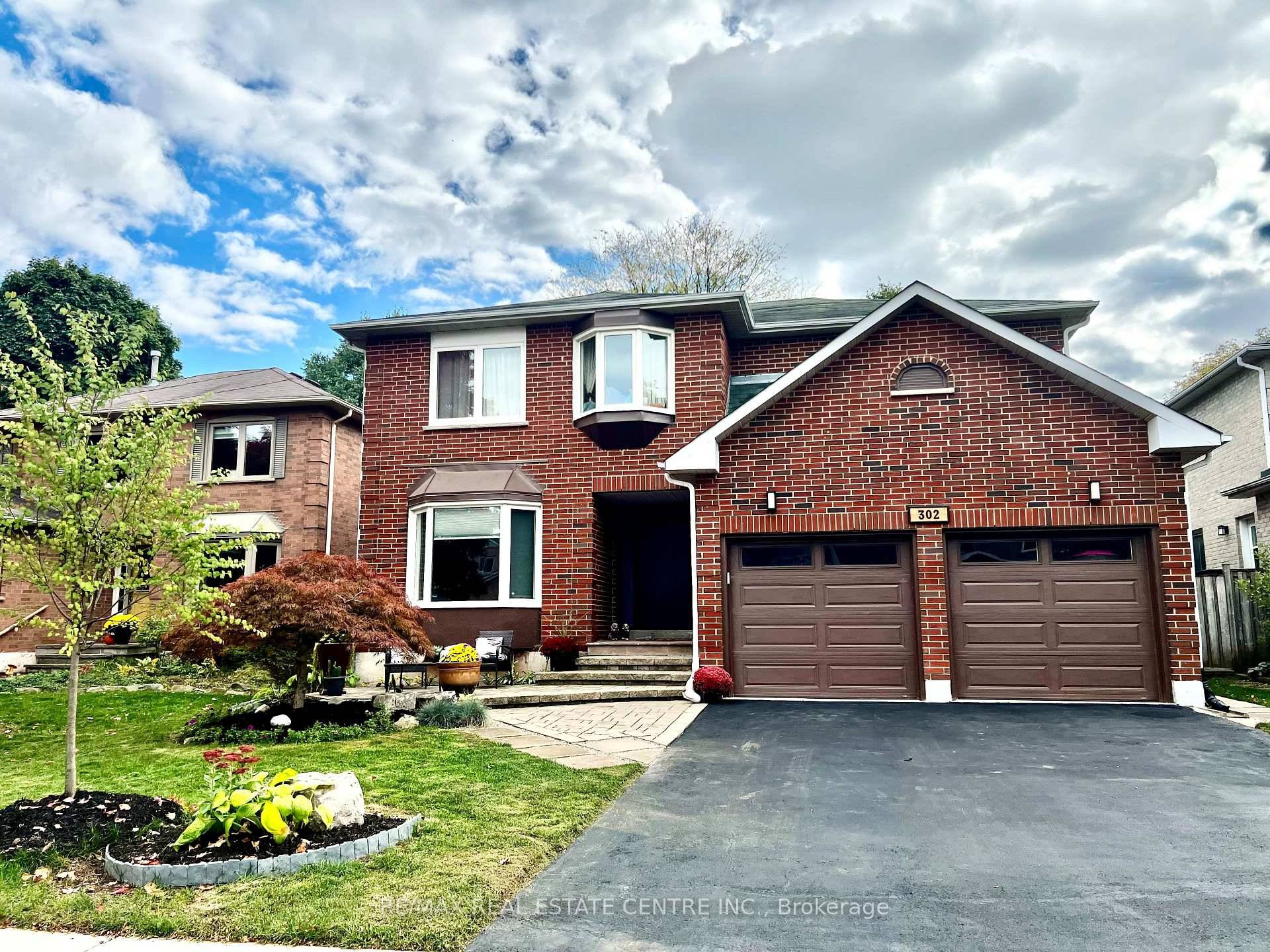Stunning, Fully Renovated Home in a Family Friendly Neighbourhood !