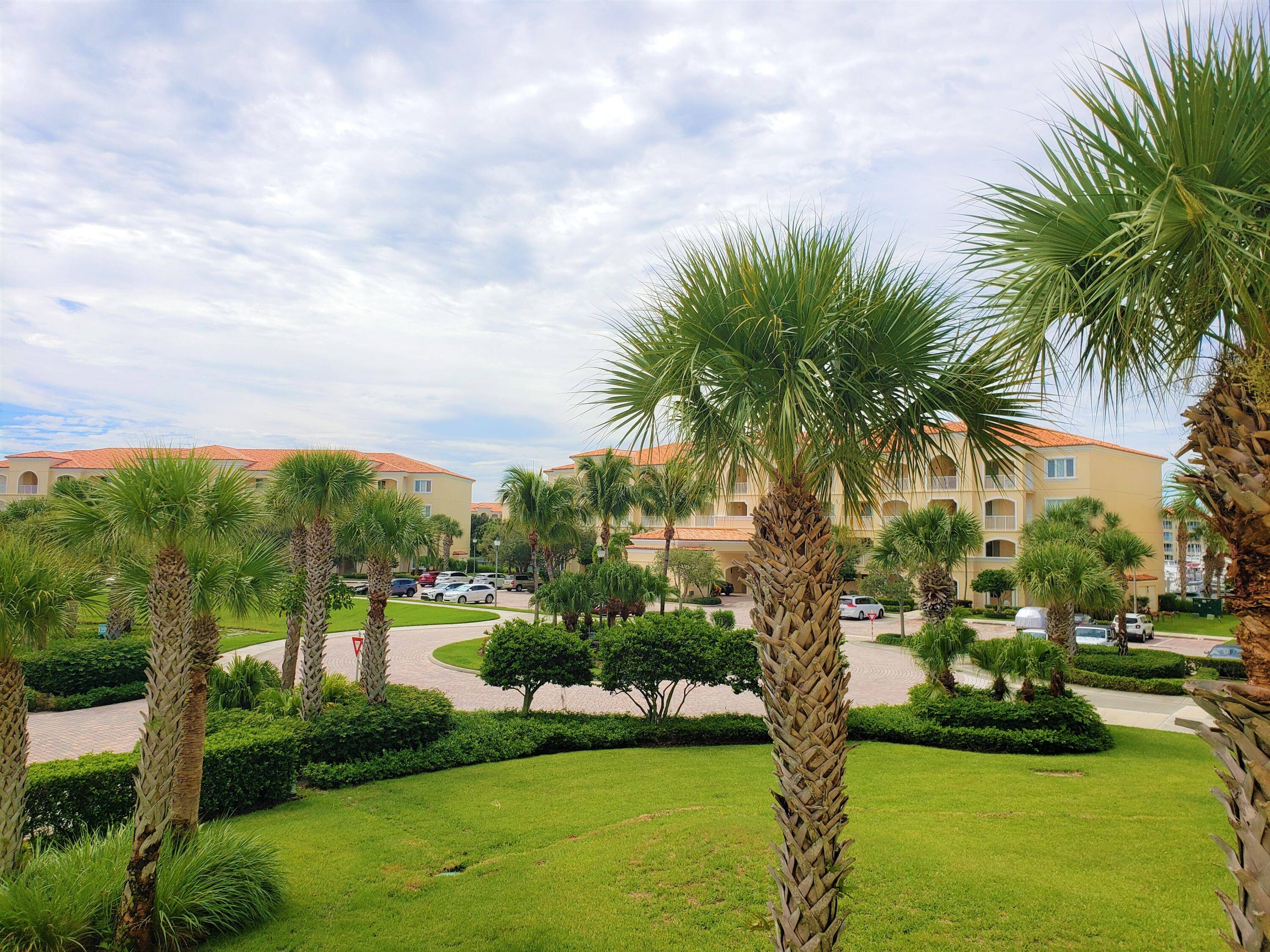 SEASONAL RENTAL Beautiful 2nd floor IMMACULATE condo featuring wood laminate flooring in Living areas and bedrooms ; King mattress in Master Bedroom and Full mattress in Guest Bedroom !