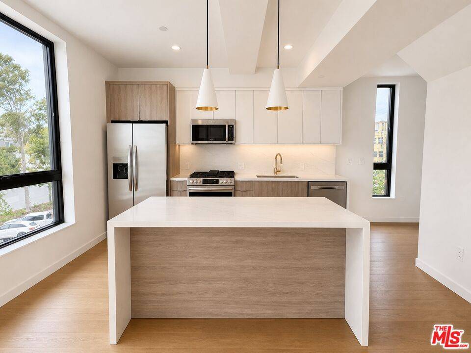 1257 N Detroit St 2BR Hollywood Hills East La