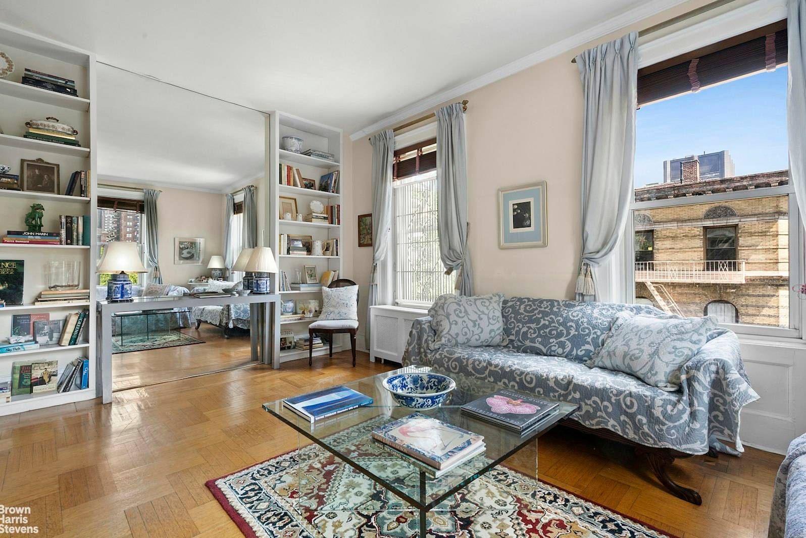 This delightful corner one bedroom apartment welcomes you with soaring 9'7 ceilings and an abundance of natural light.