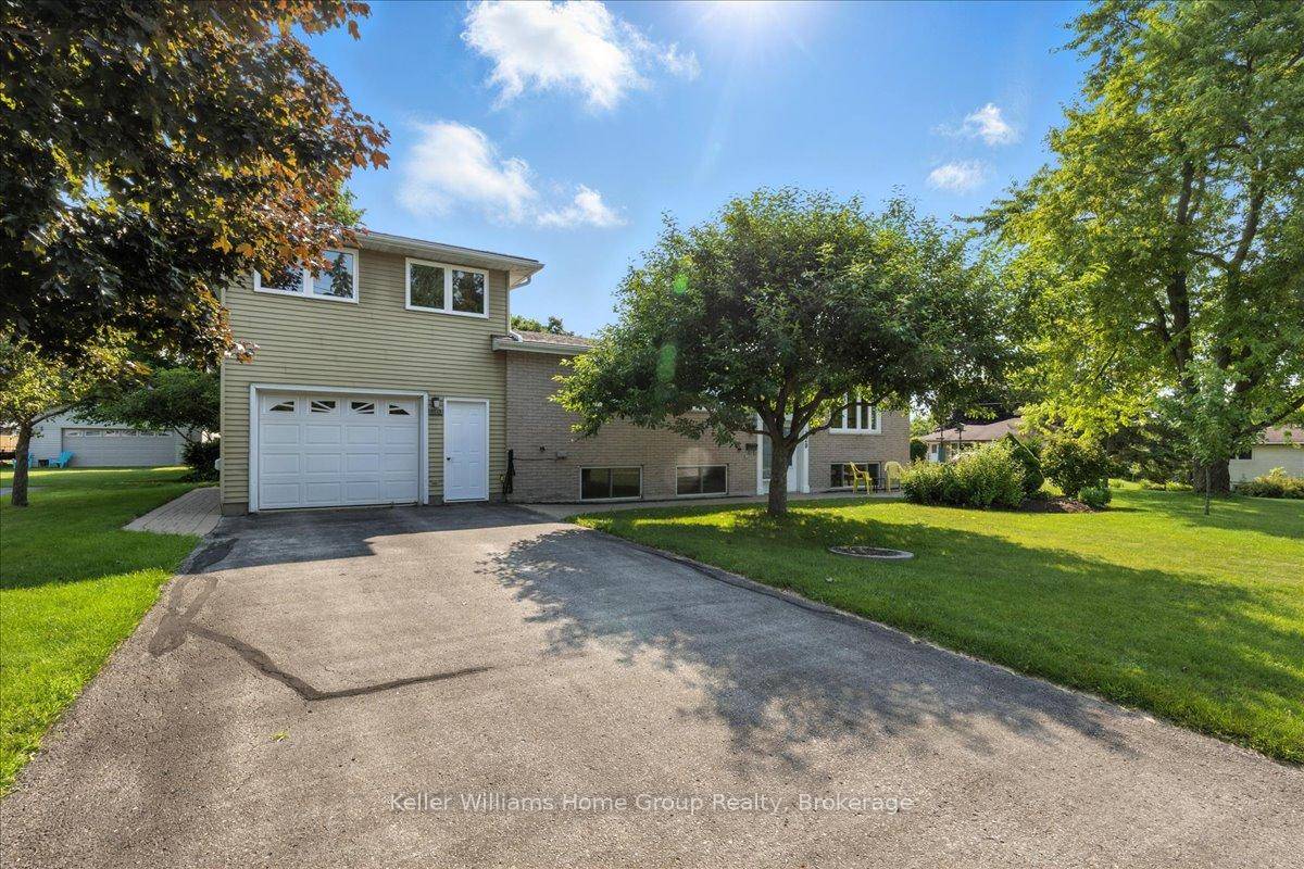 NEW PRICE ! Welcome to this spacious 5 bedroom home which is perfectly situated on a generous lot in a quiet, sought after neighbourhood on the edge of beautiful Fergus.