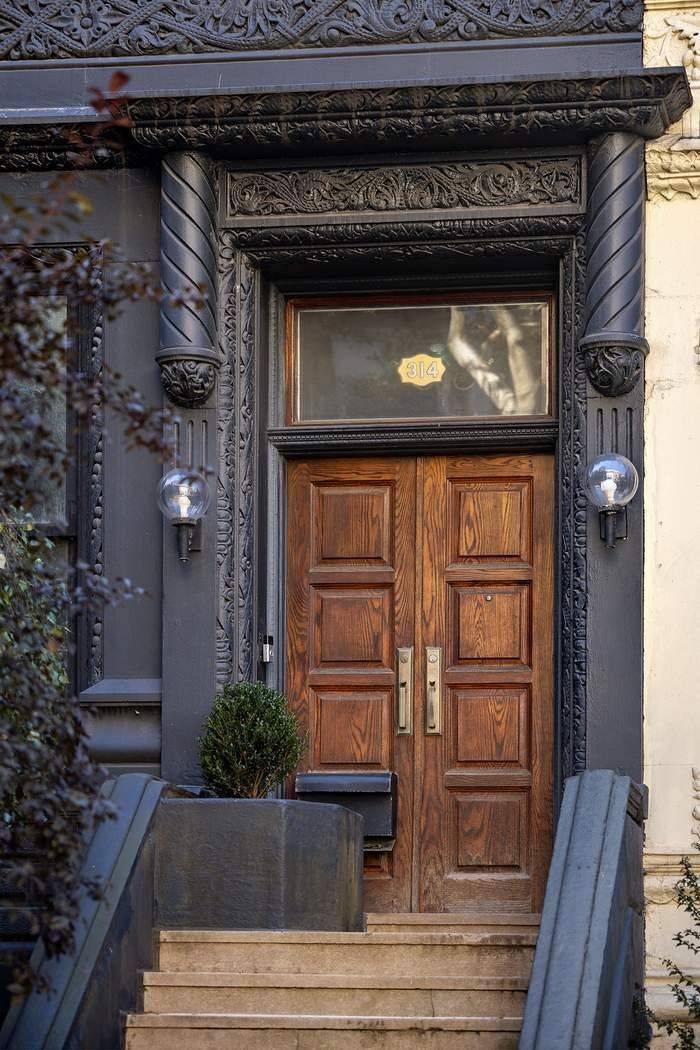 Tucked away on a quiet, tree lined cul de sac near Riverside Park, this Charleston Green Renaissance Revival townhouse combines historic architecture with extraordinary craftsmanship.