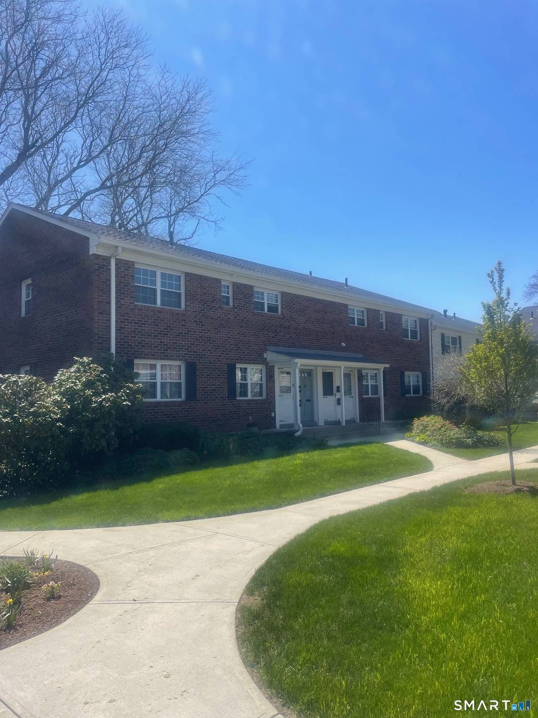 Welcome to Mosswood condominiums A must see updated second floor residence in this Fairfield sought after well maintained complex.