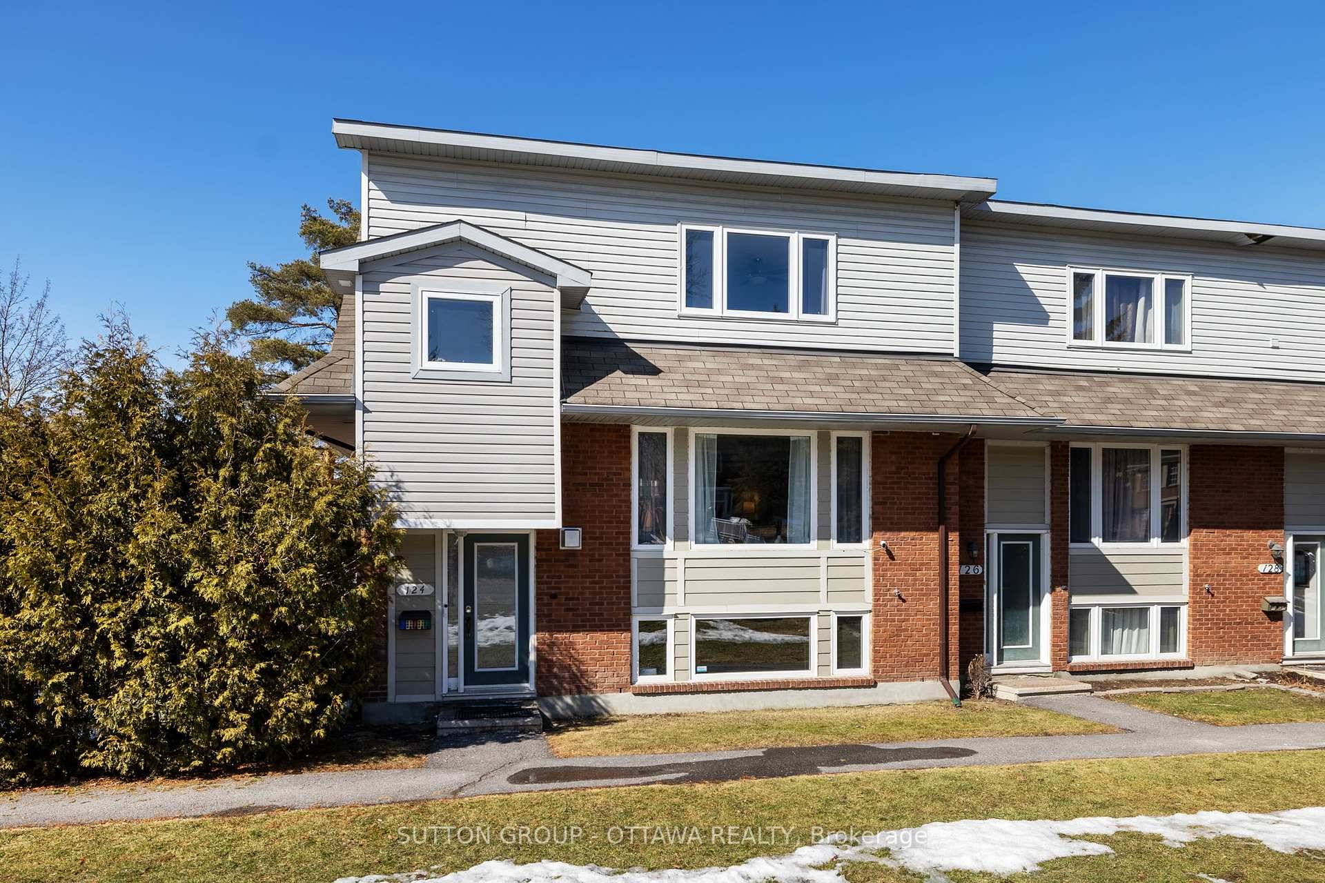 The perfect END unit townhome in Leslie Park !
