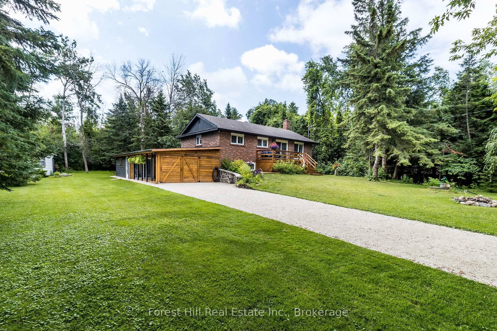 SUMMER SEASONAL LEASE JUL AUG SEP OCT NOV Fully furnished Ideally located just steps from the sparkling shores of Georgian Bay, this beautifully maintained 4 bedroom home offers the perfect ...