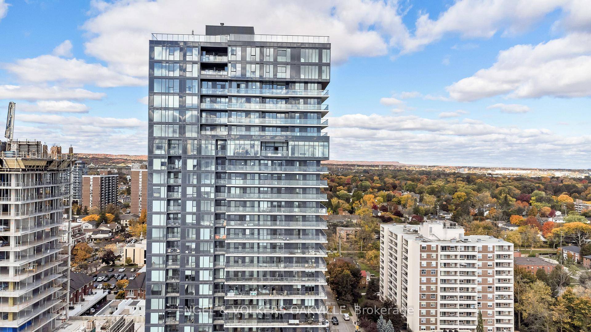 Discover unparalleled urban living in this brand new, modern condo with a breathtaking southeast lakeview !