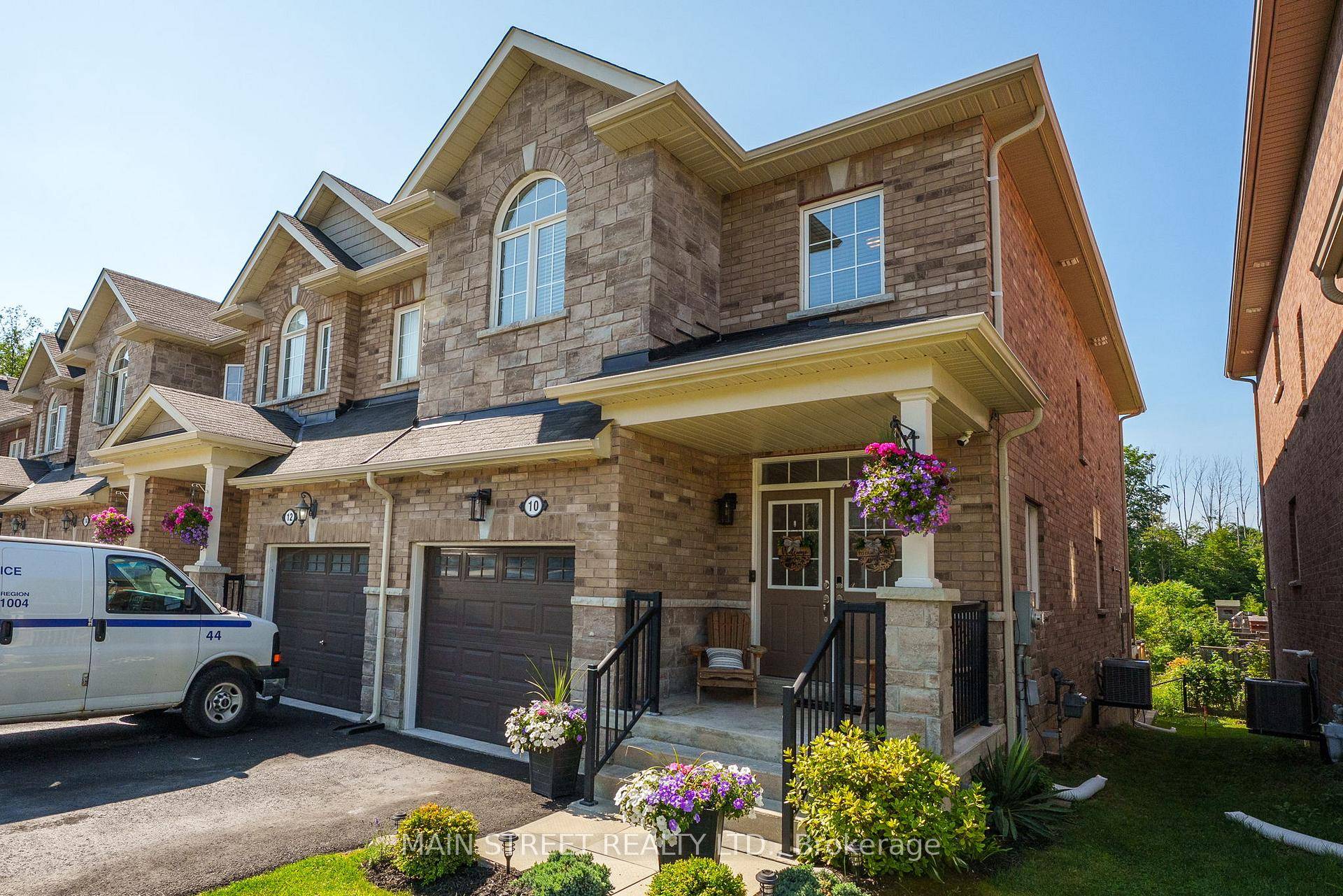 Welcome to 10 Prosser Cr !